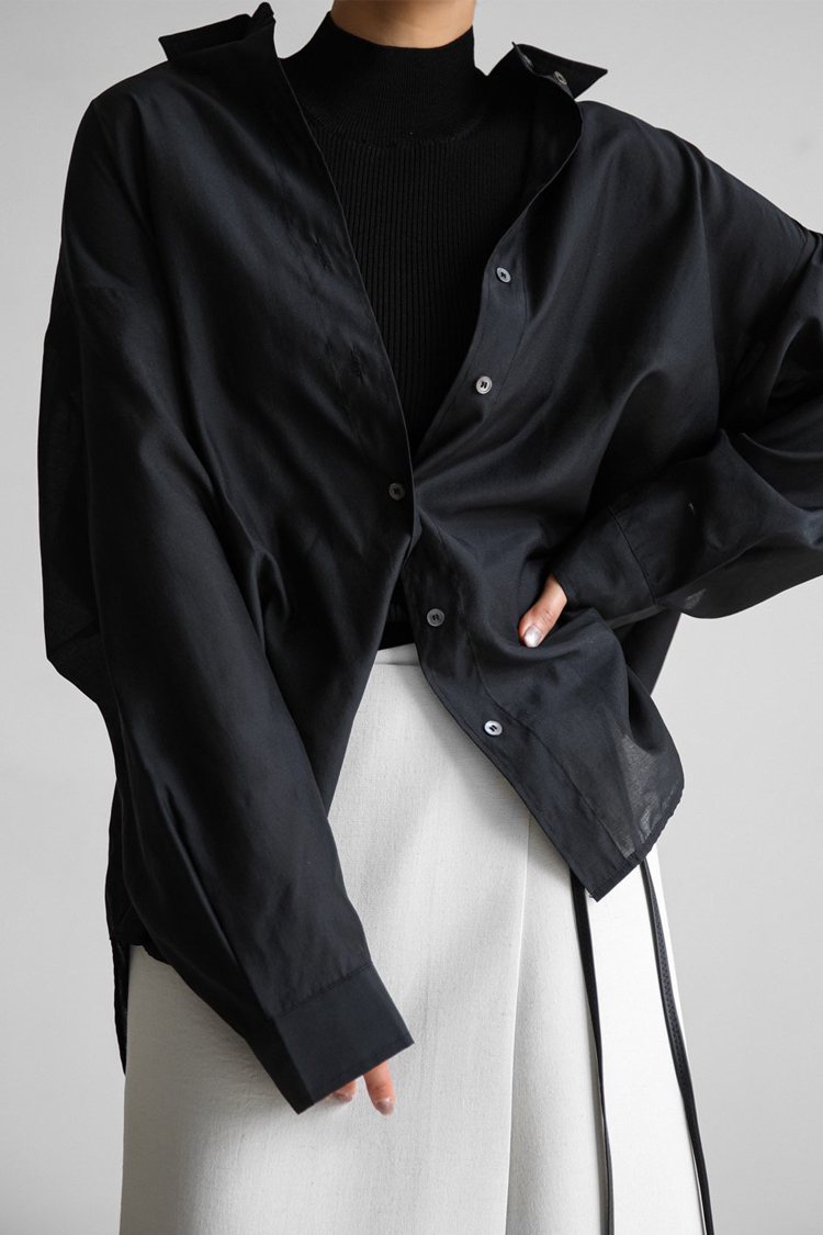 코코로 엠(cocoro-m),(블랙) 쉬어 실키 클래식 버튼 다운 셔츠